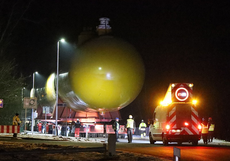 Transport kolosa ulicami Polic [foto/wideo]