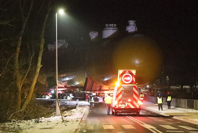 Transport kolosa ulicami Polic [foto/wideo]