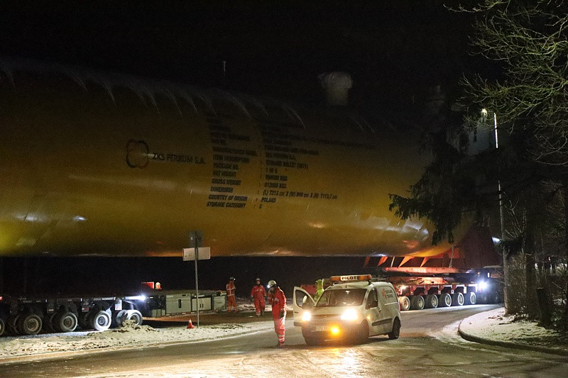 Transport kolosa ulicami Polic [foto/wideo]