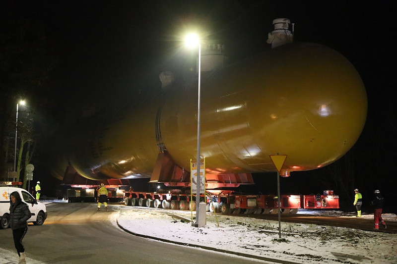 Transport kolosa ulicami Polic [foto/wideo]