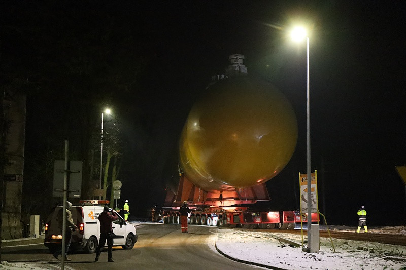 Transport kolosa ulicami Polic [foto/wideo]