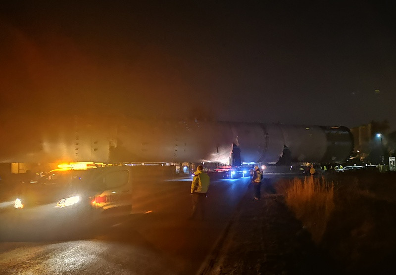 900-tonowy aparat przejechał ulicami Polic [foto]