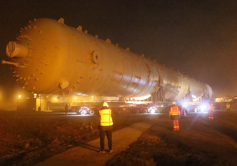 900-tonowy aparat przejechał ulicami Polic [foto]