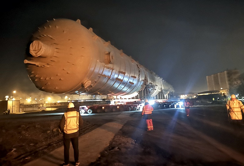 900-tonowy aparat przejechał ulicami Polic [foto]