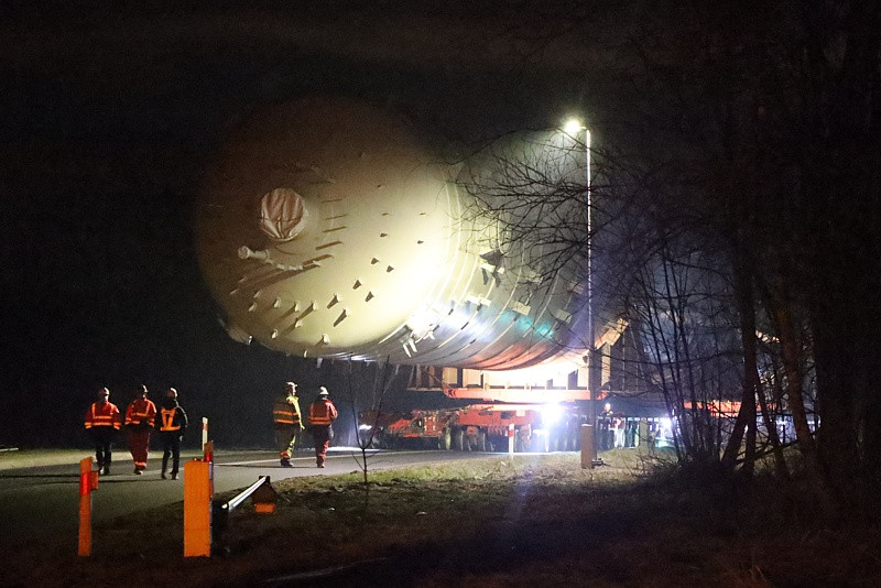 900-tonowy aparat przejechał ulicami Polic [foto]