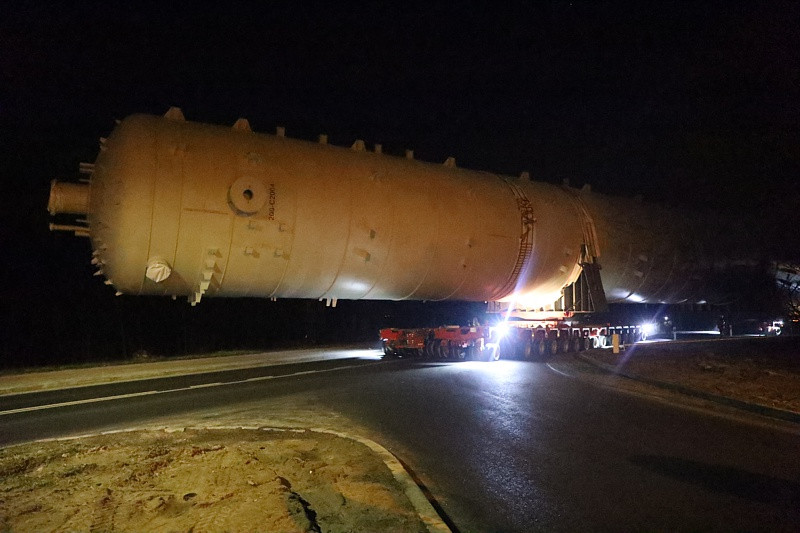 900-tonowy aparat przejechał ulicami Polic [foto]