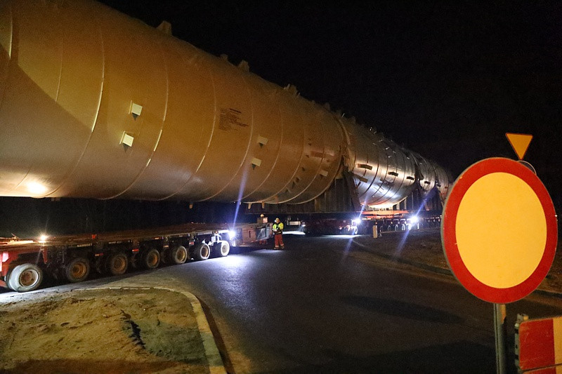 900-tonowy aparat przejechał ulicami Polic [foto]