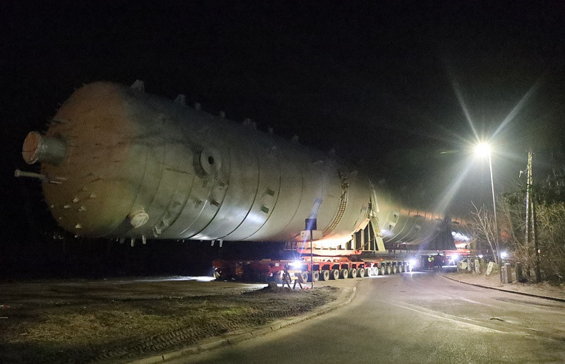 900-tonowy aparat przejechał ulicami Polic [foto]