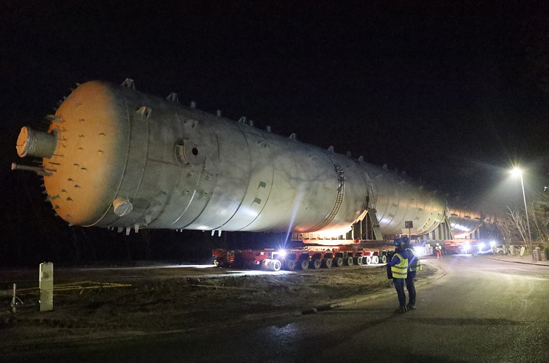 900-tonowy aparat przejechał ulicami Polic [foto]