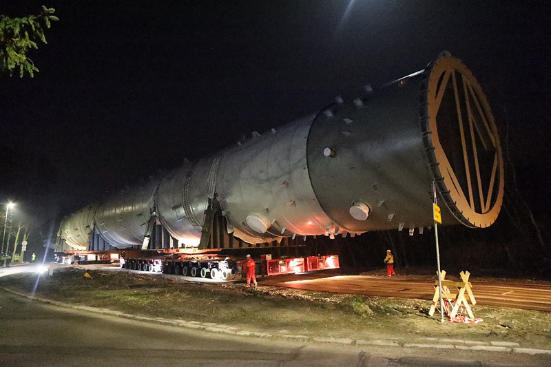 900-tonowy aparat przejechał ulicami Polic [foto]