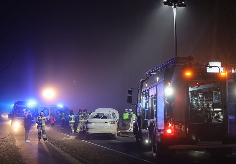 Wypadek z udziałem dwóch osobówek i busa [foto]