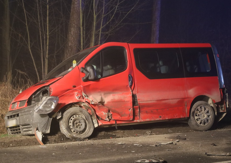 Wypadek z udziałem dwóch osobówek i busa [foto]