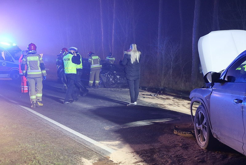 Wypadek z udziałem dwóch osobówek i busa [foto]