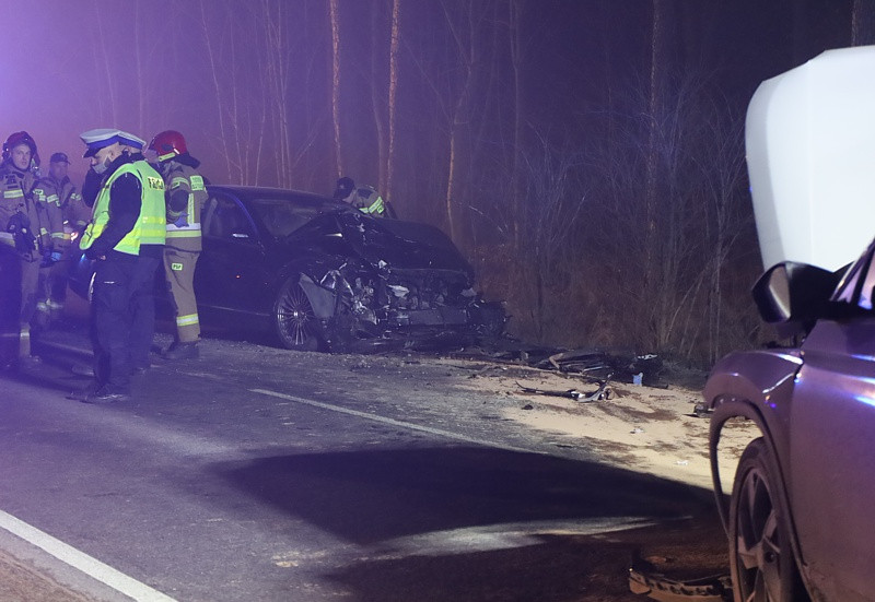 Wypadek z udziałem dwóch osobówek i busa [foto]