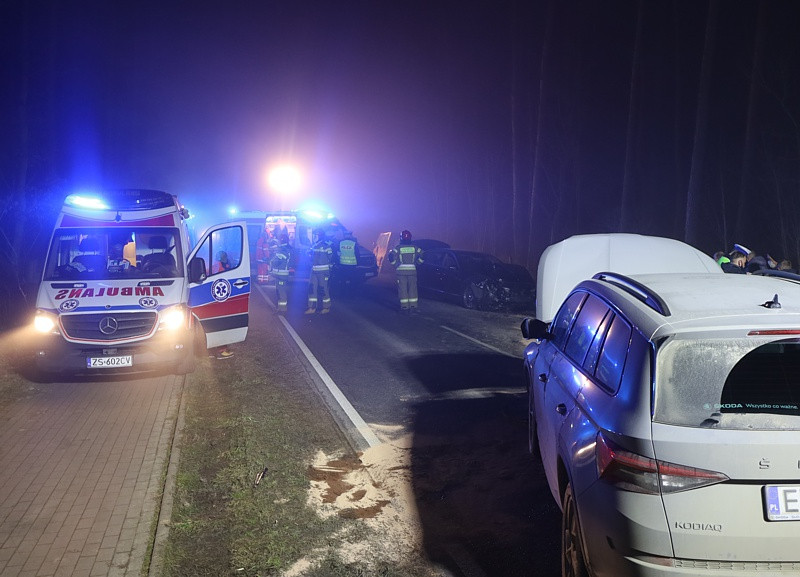 Wypadek z udziałem dwóch osobówek i busa [foto]