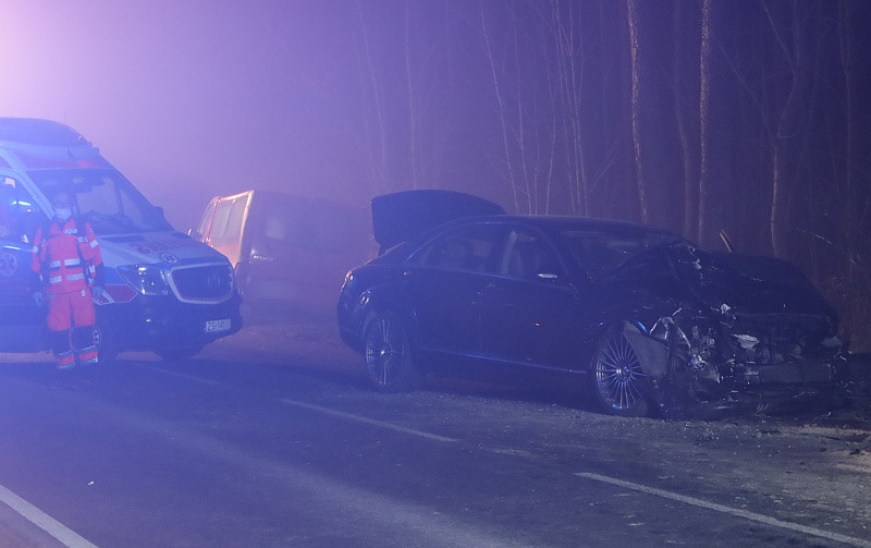 Wypadek z udziałem dwóch osobówek i busa [foto]