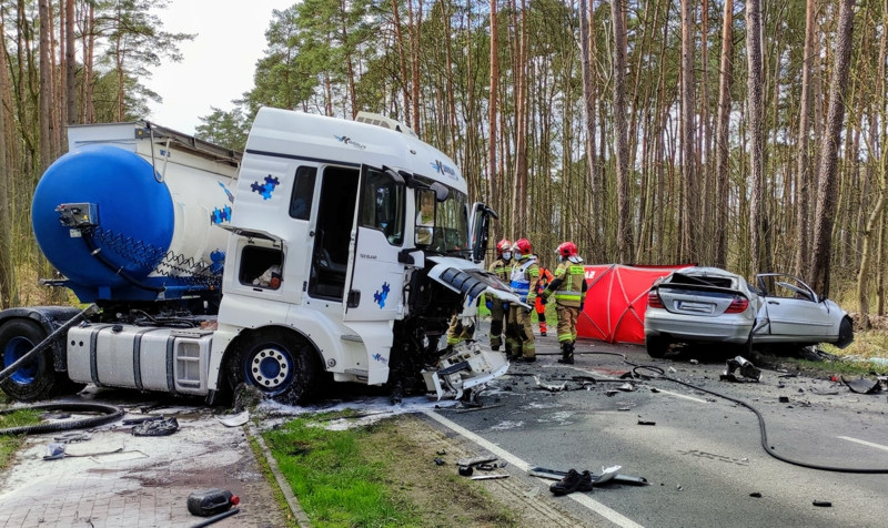 Śmiertelny wypadek w Trzeszczynie, zginęła kobieta [foto]