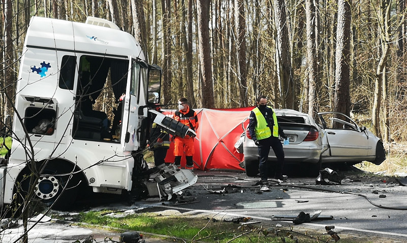 Śmiertelny wypadek w Trzeszczynie, zginęła kobieta [foto]