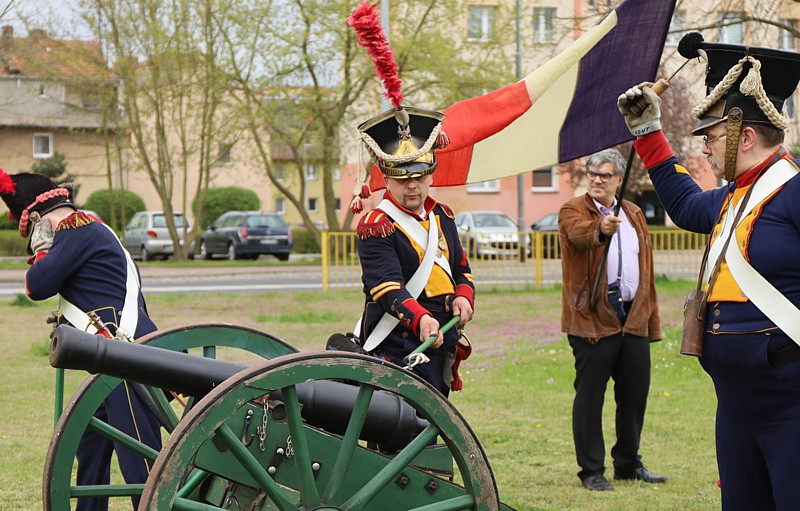 Trzy salwy armatnie w rocznicę śmierci Napoleona [foto]