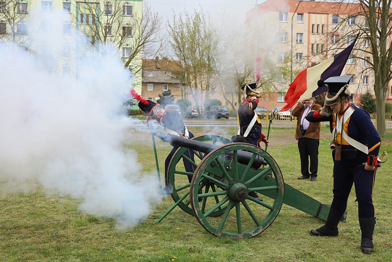 Trzy salwy armatnie w rocznicę śmierci Napoleona [foto]