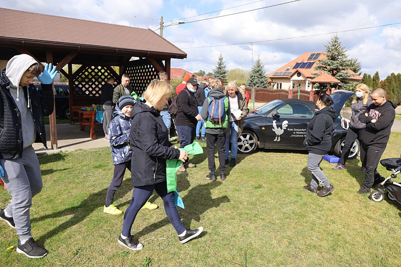 Ponad tonę śmieci zebrano podczas wiejskich porządków w Niekłończycy
