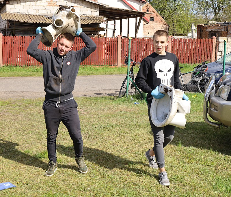 Ponad tonę śmieci zebrano podczas wiejskich porządków w Niekłończycy