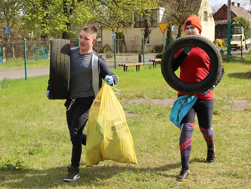 Ponad tonę śmieci zebrano podczas wiejskich porządków w Niekłończycy