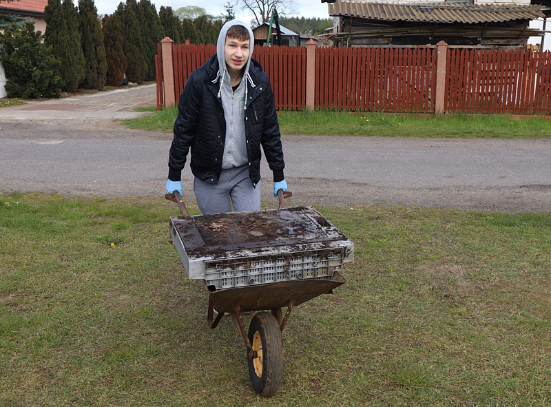 Ponad tonę śmieci zebrano podczas wiejskich porządków w Niekłończycy