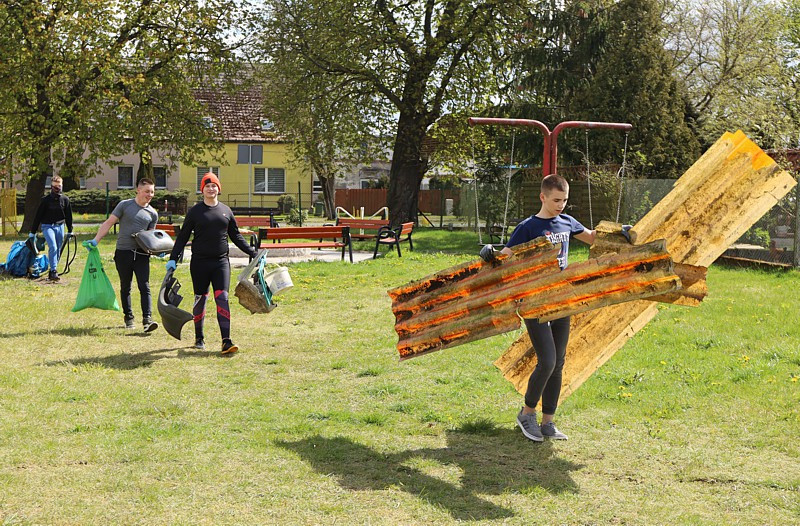 Ponad tonę śmieci zebrano podczas wiejskich porządków w Niekłończycy