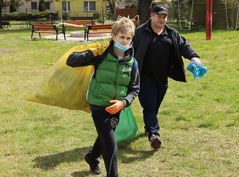 Ponad tonę śmieci zebrano podczas wiejskich porządków w Niekłończycy