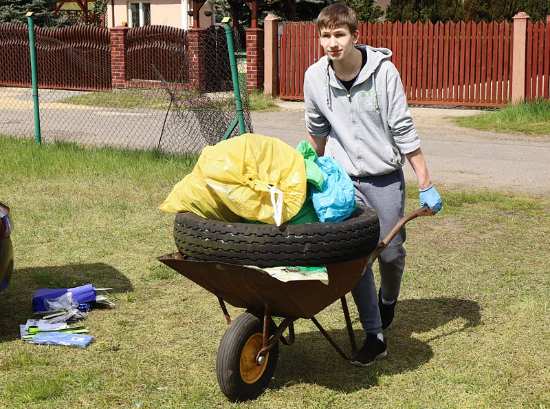 Ponad tonę śmieci zebrano podczas wiejskich porządków w Niekłończycy
