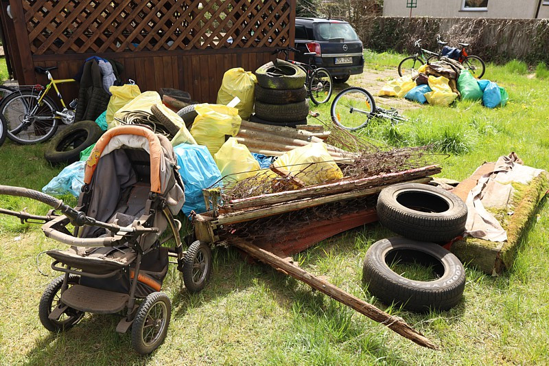 Ponad tonę śmieci zebrano podczas wiejskich porządków w Niekłończycy