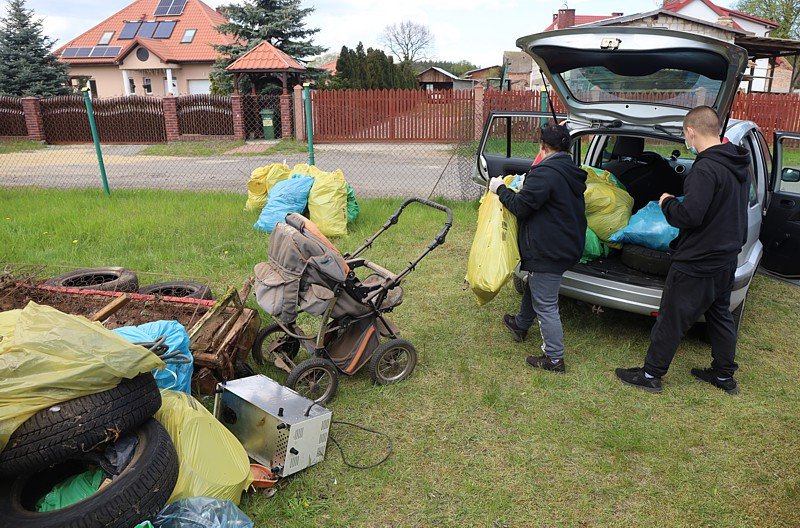 Ponad tonę śmieci zebrano podczas wiejskich porządków w Niekłończycy