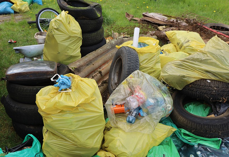 Ponad tonę śmieci zebrano podczas wiejskich porządków w Niekłończycy
