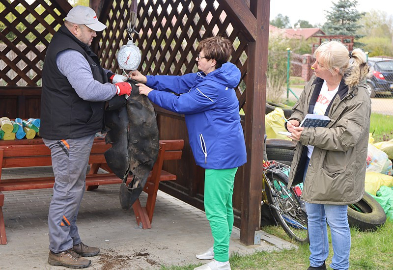 Ponad tonę śmieci zebrano podczas wiejskich porządków w Niekłończycy
