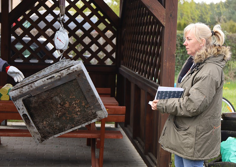 Ponad tonę śmieci zebrano podczas wiejskich porządków w Niekłończycy