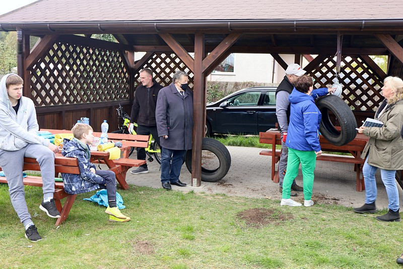 Ponad tonę śmieci zebrano podczas wiejskich porządków w Niekłończycy