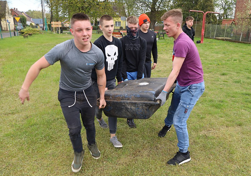 Ponad tonę śmieci zebrano podczas wiejskich porządków w Niekłończycy