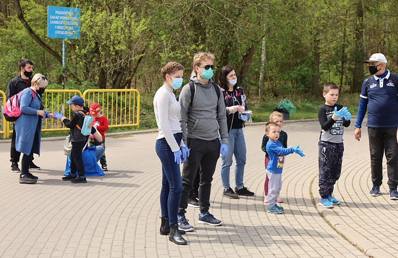 Posprzątali las przy ul. Okulickiego w Policach [foto]