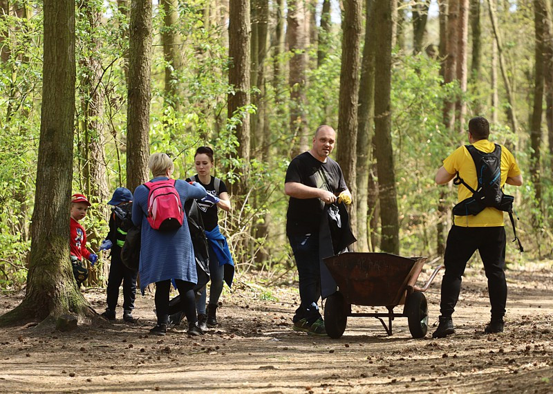 Posprzątali las przy ul. Okulickiego w Policach [foto]