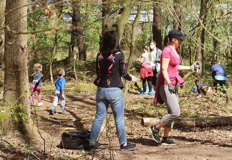 Posprzątali las przy ul. Okulickiego w Policach [foto]
