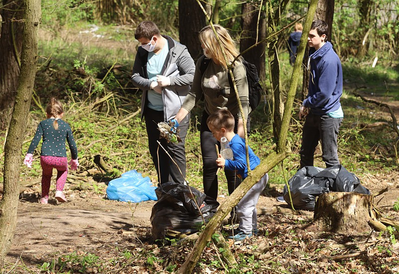 Posprzątali las przy ul. Okulickiego w Policach [foto]