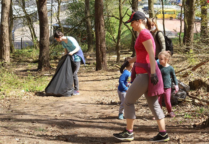 Posprzątali las przy ul. Okulickiego w Policach [foto]