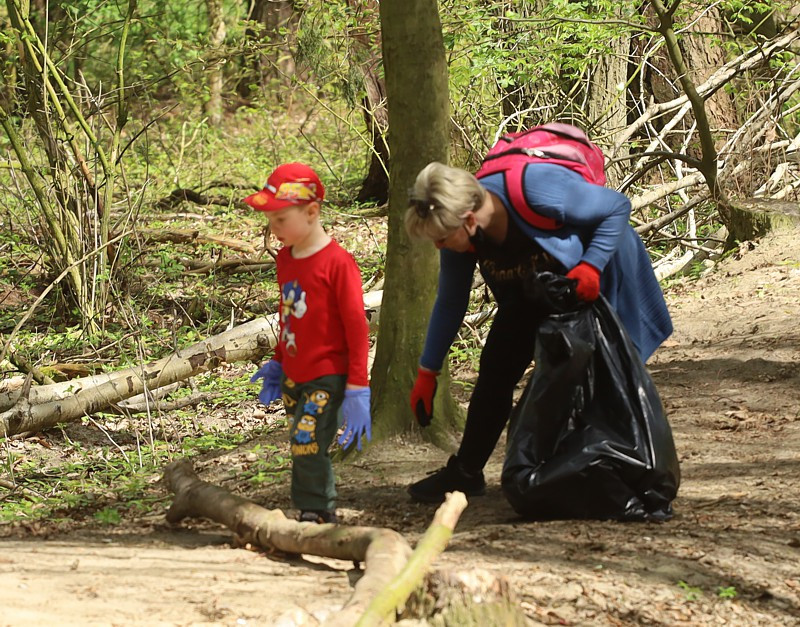 Posprzątali las przy ul. Okulickiego w Policach [foto]