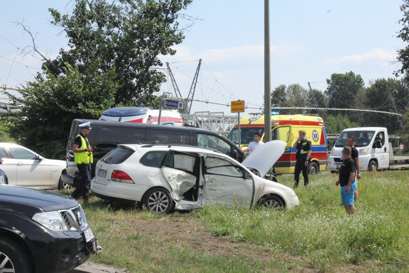 Zderzenie dwóch pojazdów przy zakładach [foto]