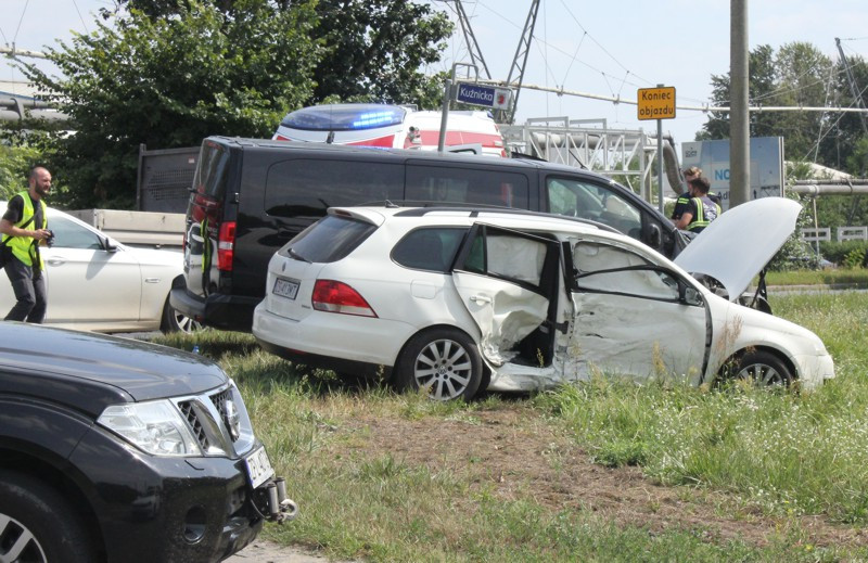Zderzenie dwóch pojazdów przy zakładach [foto]