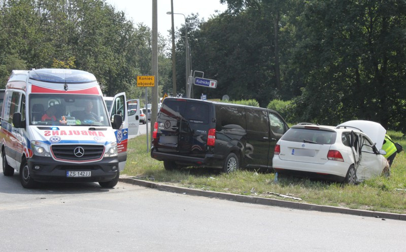 Zderzenie dwóch pojazdów przy zakładach [foto]