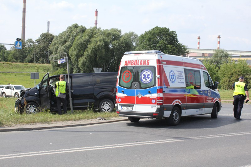 Zderzenie dwóch pojazdów przy zakładach [foto]