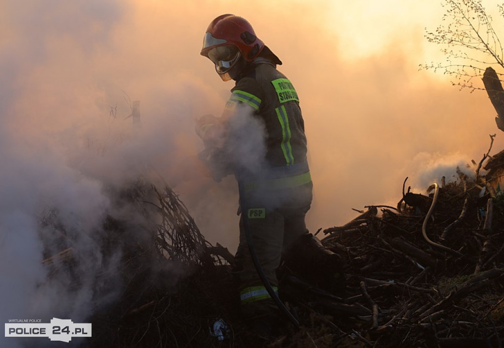 Pożar składowiska gałęzi w okolicy Trzeszczyna