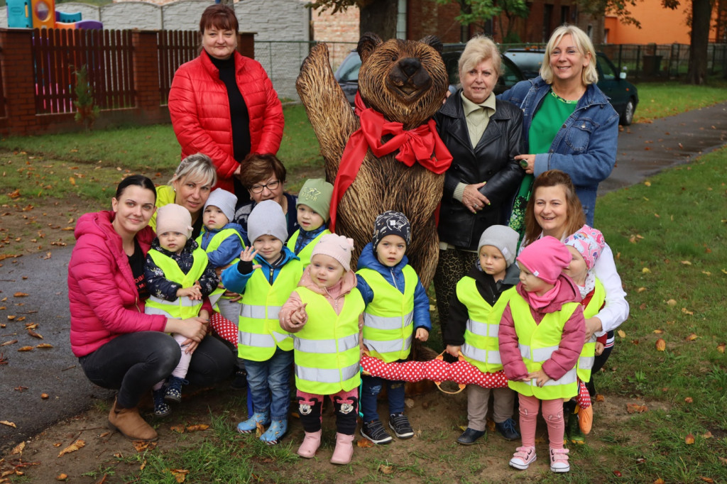 W Niekłończycy dzieci odsłoniły rzeźbę niedźwiadka